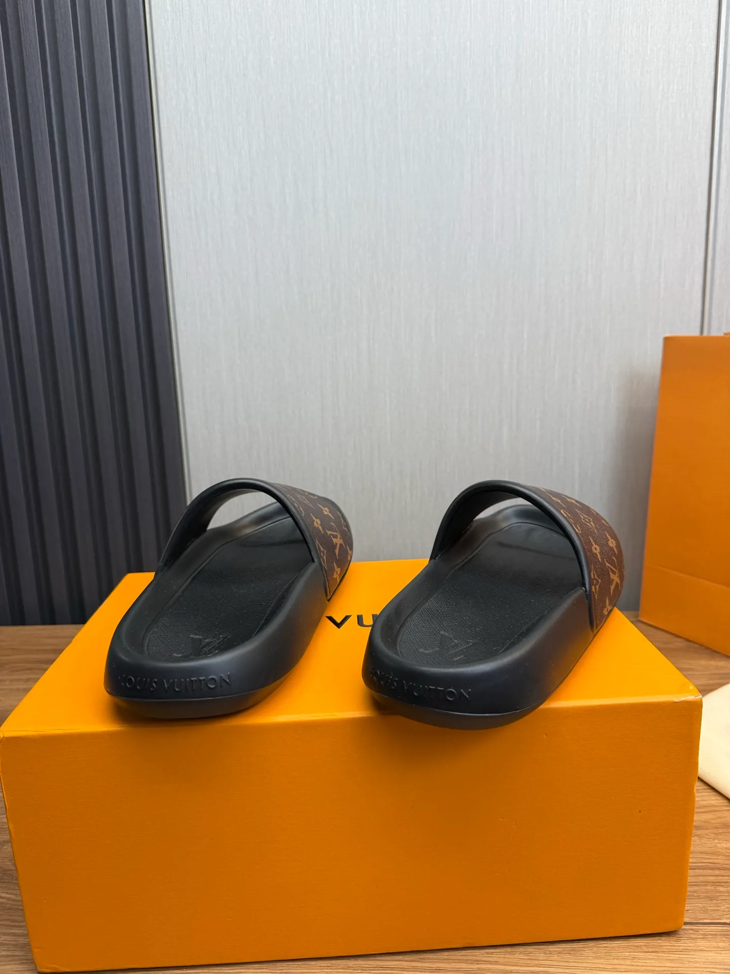Men's shoes 💰280💰 ▪️LV's popular Little Red Book popular slippers hot sale: 1 shipment✅ Super textured and comfortable slippers, original TPU outsole. Authentic counter box drawer box packaging 🎁Size 38-45